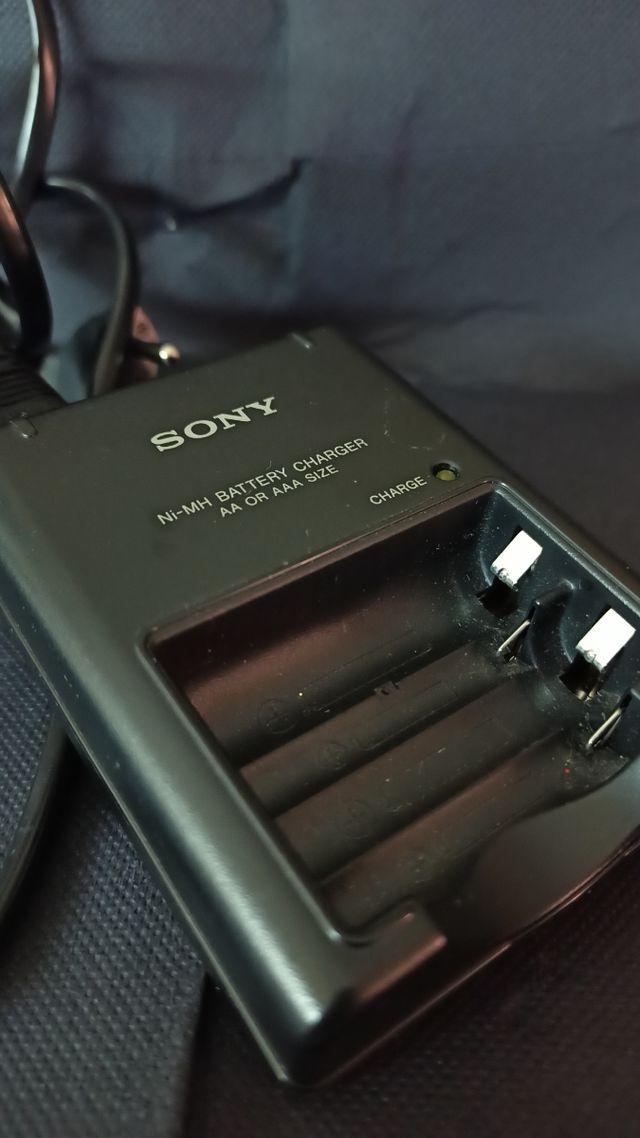Cargador de pilas AA marca SONY