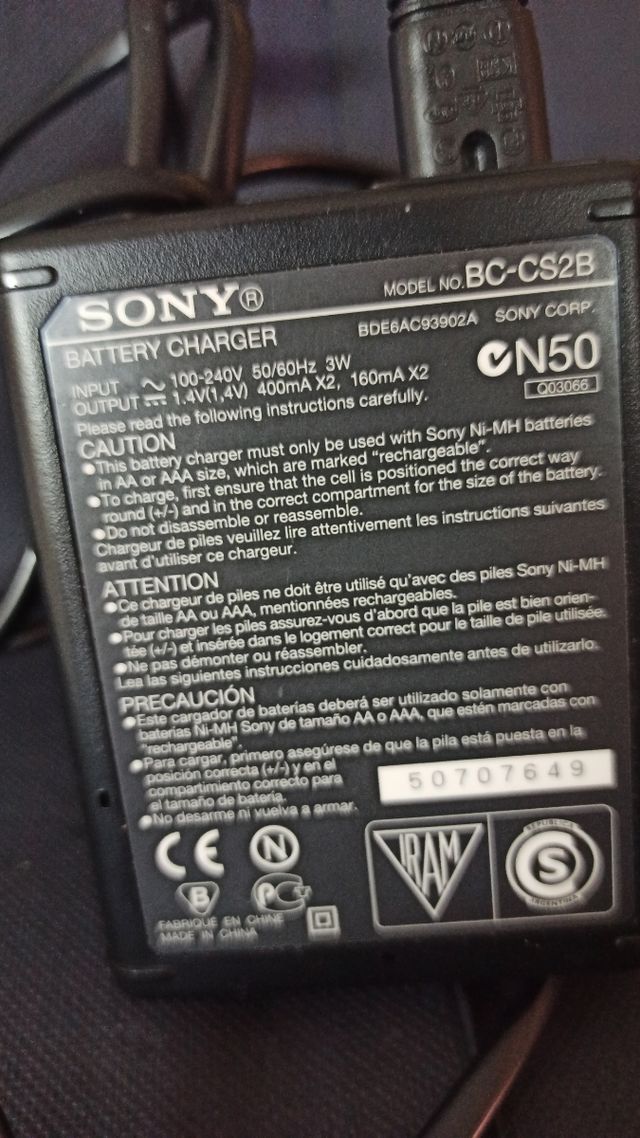 Cargador de pilas AA marca SONY