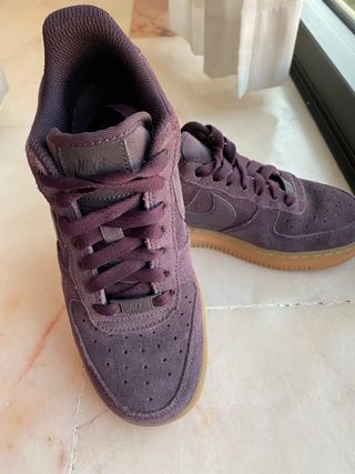 Nike Air force 1 moradas cuero\\/ante. de segunda mano por 45 EUR en Los  Barrios en WALLAPOP