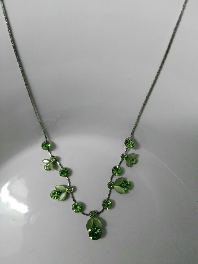 Gargantilla verde