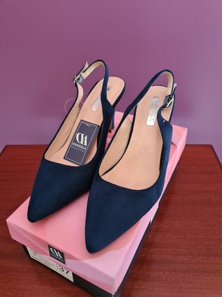 Zapatos salón azul marino de segunda mano por 25 EUR en Andújar en WALLAPOP