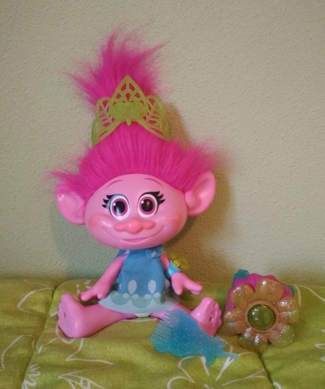 Muñeca Poppy Troll momento abrazo.