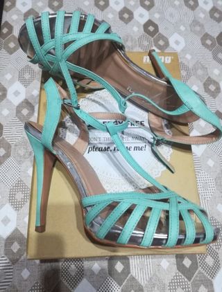 Sandalias de tacón turquesa de segunda mano por 6 EUR en Estepona en  WALLAPOP