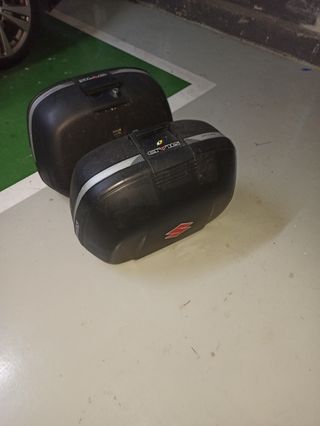 Baul o maletas laterales moto 42 l de segunda mano por 180 EUR en Bilbao en  WALLAPOP