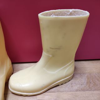 Zapatillas andar por casa, botas agua y botas de segunda mano por 3 EUR en  Alcorcón en WALLAPOP