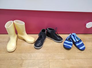 Zapatillas andar por casa, botas agua y botas de segunda mano por 3 EUR en  Alcorcón en WALLAPOP