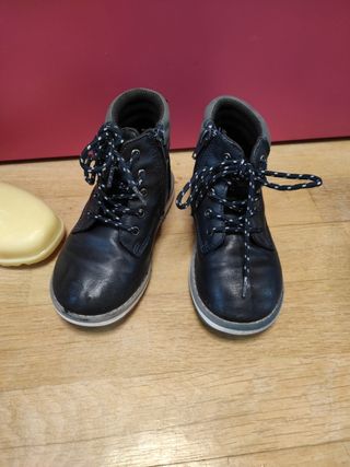 Zapatillas andar por casa, botas agua y botas de segunda mano por 3 EUR en  Alcorcón en WALLAPOP