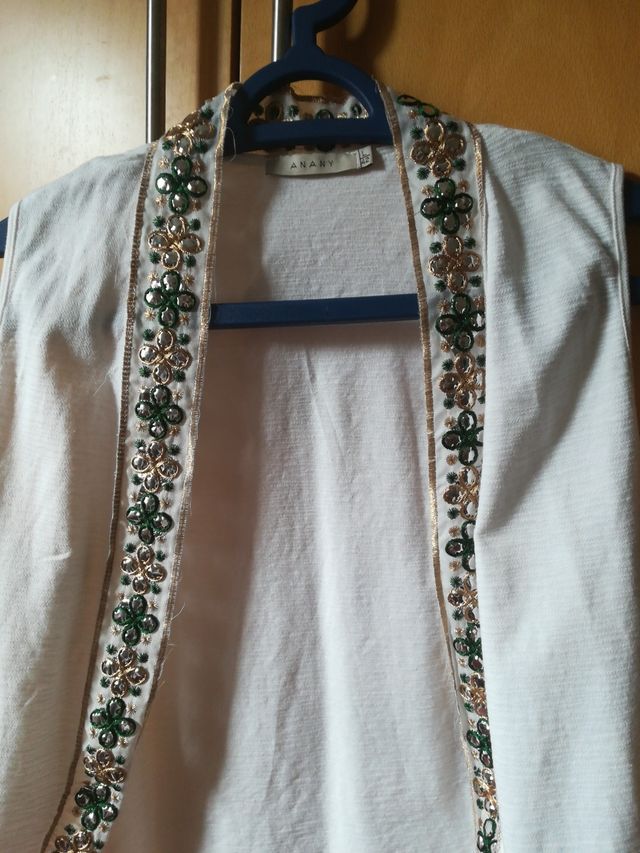 chaleco blanco roto con bordados talla 42