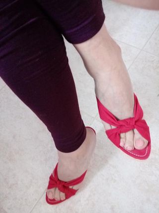 Sandalias Rojas con cuña 41 Oysho de segunda mano por 18 EUR en Granada en  WALLAPOP