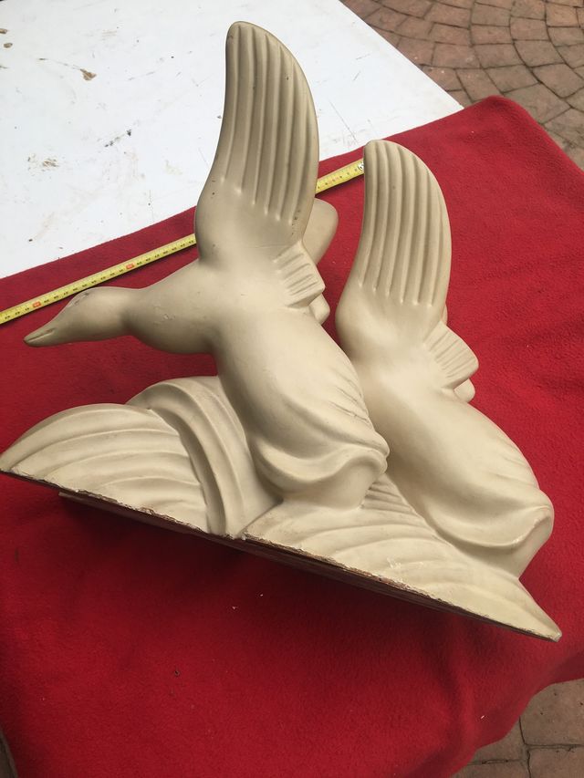 Antigua figura ,época deco,1920/30 con base madera