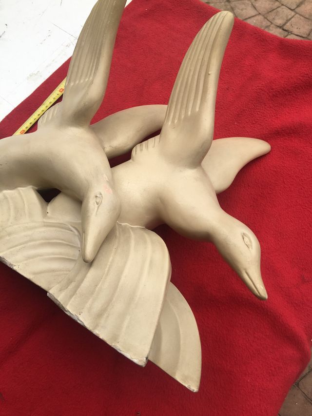 Antigua figura ,época deco,1920/30 con base madera