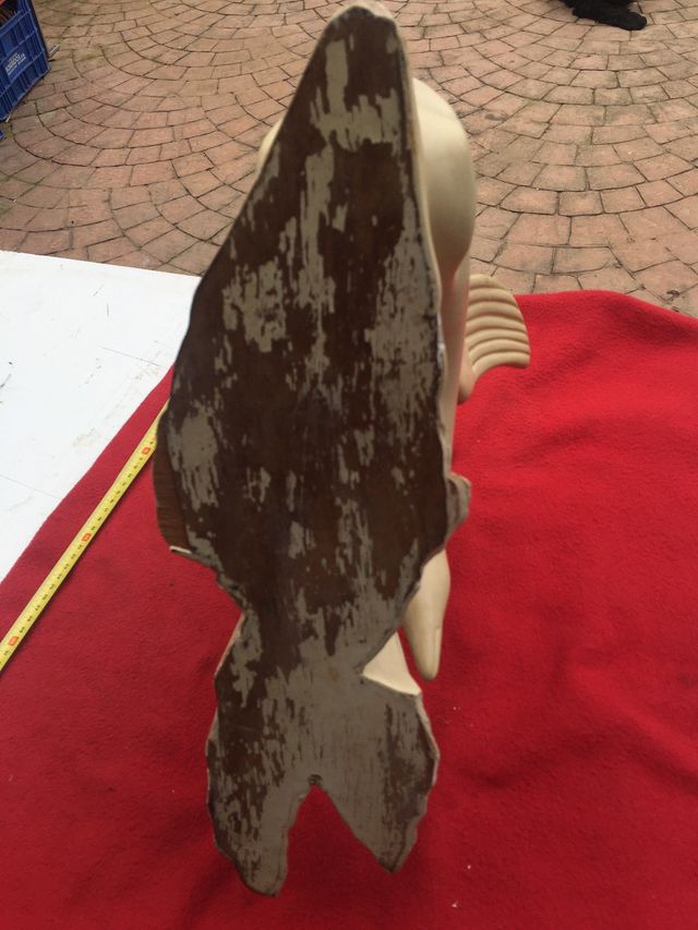 Antigua figura ,época deco,1920/30 con base madera