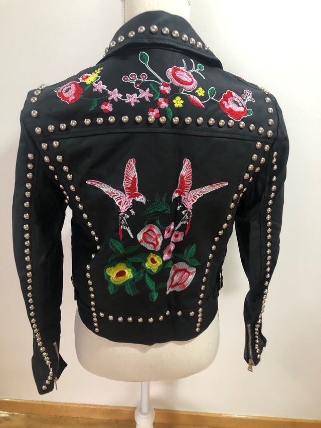 Biker negra con bordados y tachuelas