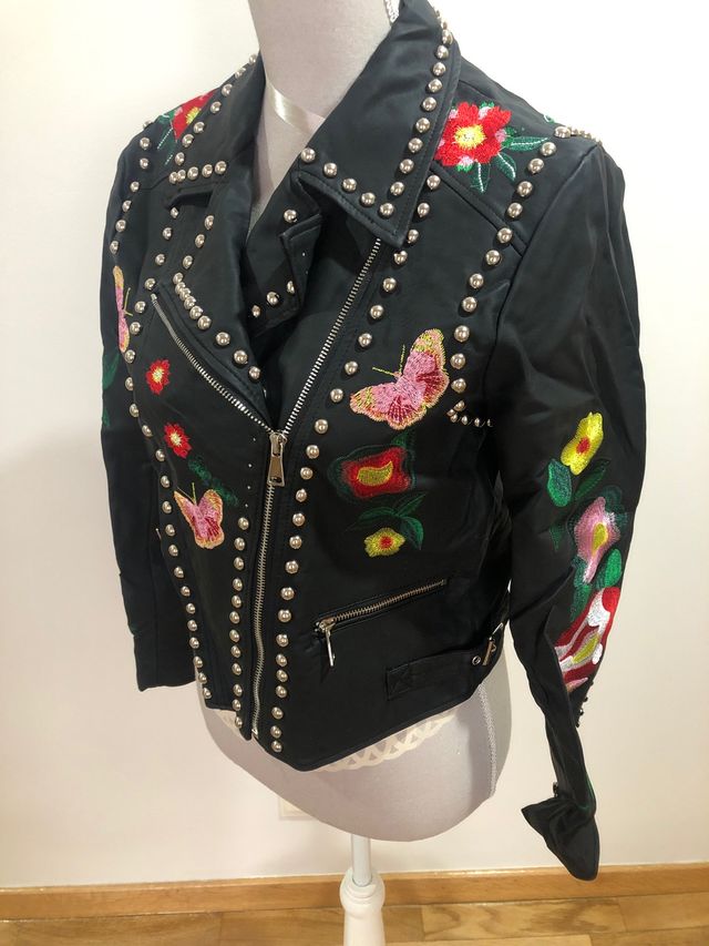 Biker negra con bordados y tachuelas