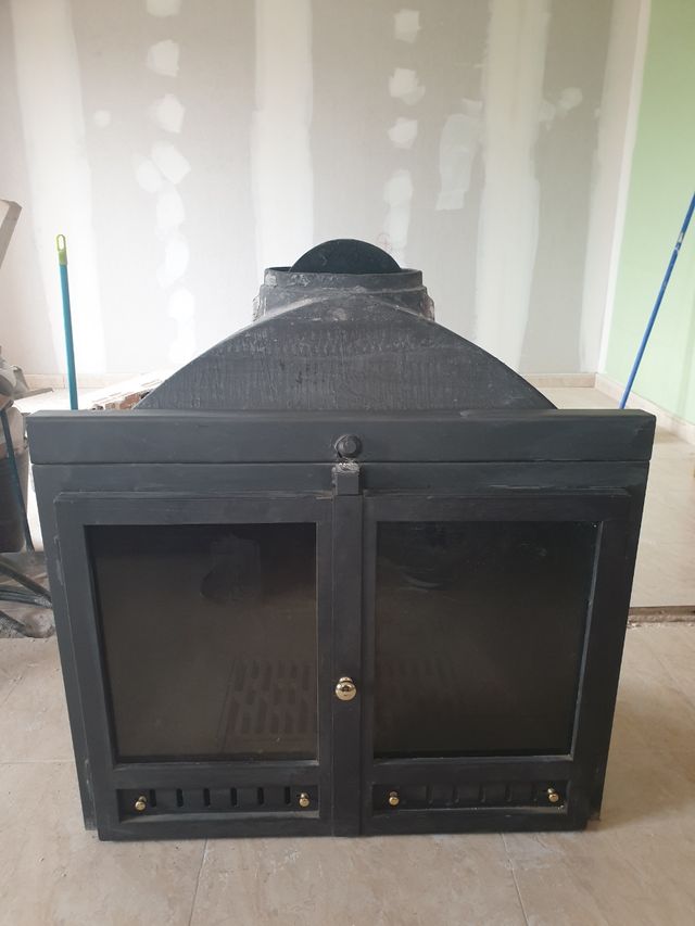 Chimenea maciza fundicion, con cristales de segunda mano por 240 € en