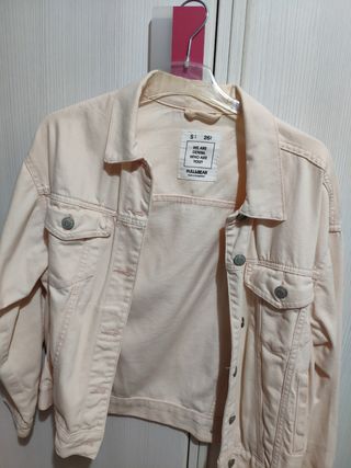 chaqueta rosa pull and bear