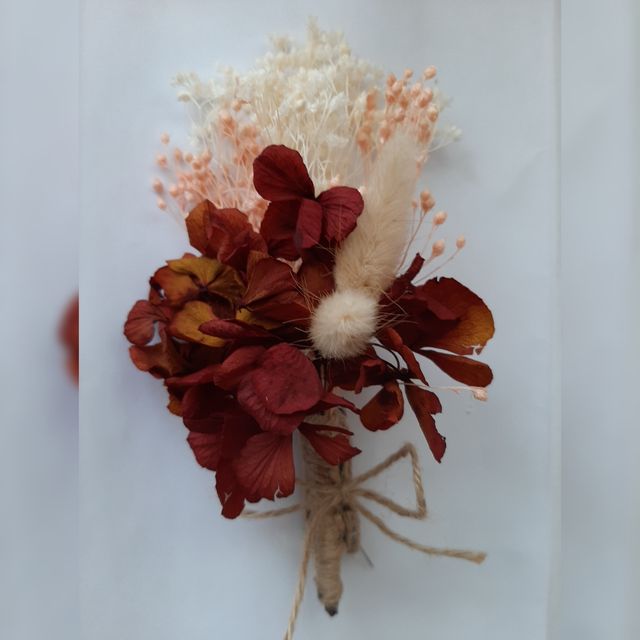 Broche con flores preservadas.