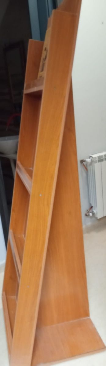 mueble expositor de madera