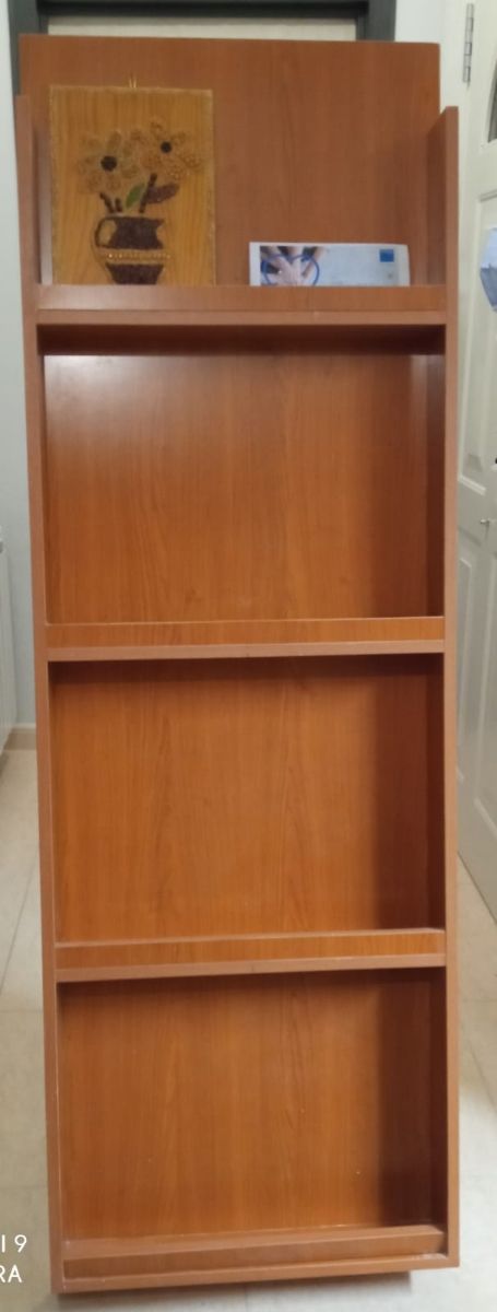 mueble expositor de madera