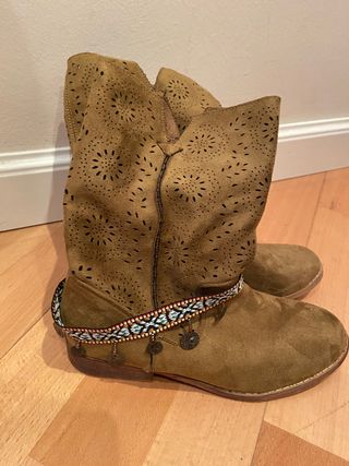 Botines boho chic, tipo ante marrón, 37, un uso de segunda mano por 20 EUR  en Madrid en WALLAPOP