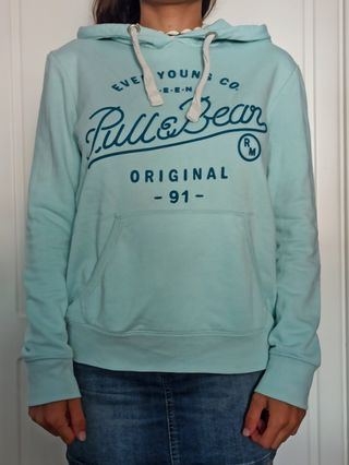 Sudadera azul claro Pull and bear con capucha de segunda mano por 4 EUR en  Bilbao en WALLAPOP