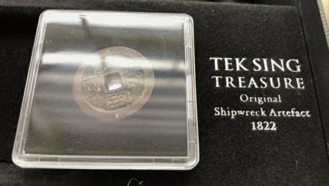 MONEDA Y JARRON CHINO DE NAUFRAGIO.1822."TEK SING"