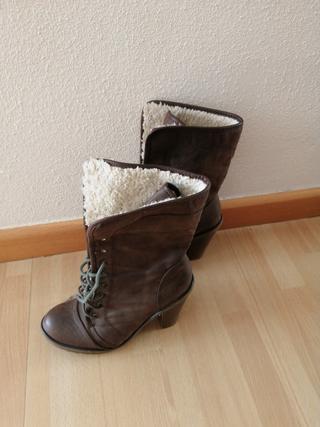 Botas mujer talla 38 de segunda mano por 7 EUR en Salamanca en WALLAPOP