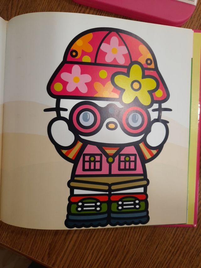 3 DVD + 1 LIBRO HELLO KITTY Y SUS AMIGOS