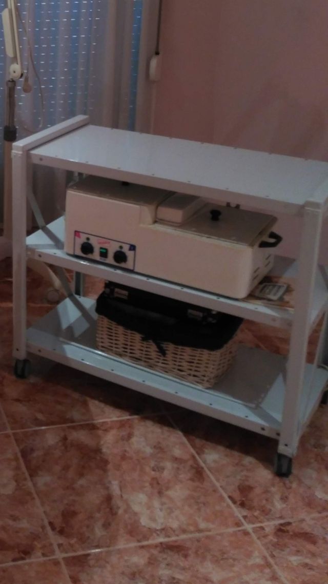 Aparato de cera y carro con ruedas.