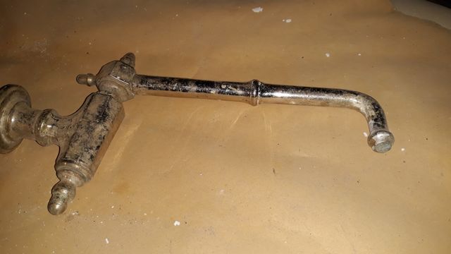 Grifo antiguo de pared