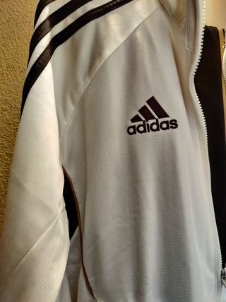 Chándal Real Madrid Adidas Blanco\\/Negro\\/Dorado M de segunda mano por 19  EUR en Alcalá de Henares en WALLAPOP