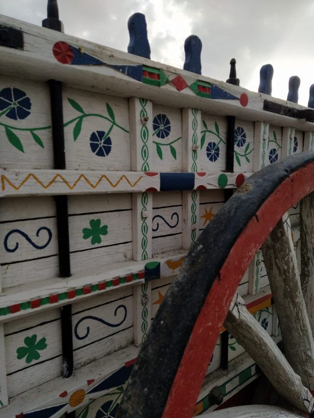 Carro de bueyes antiguo de madera y dibujos a mano