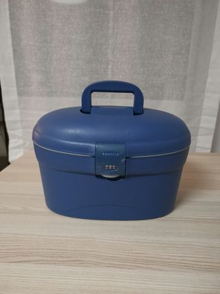 Neceser de viaje rigido de segunda mano por 18 EUR en Zaragoza en WALLAPOP