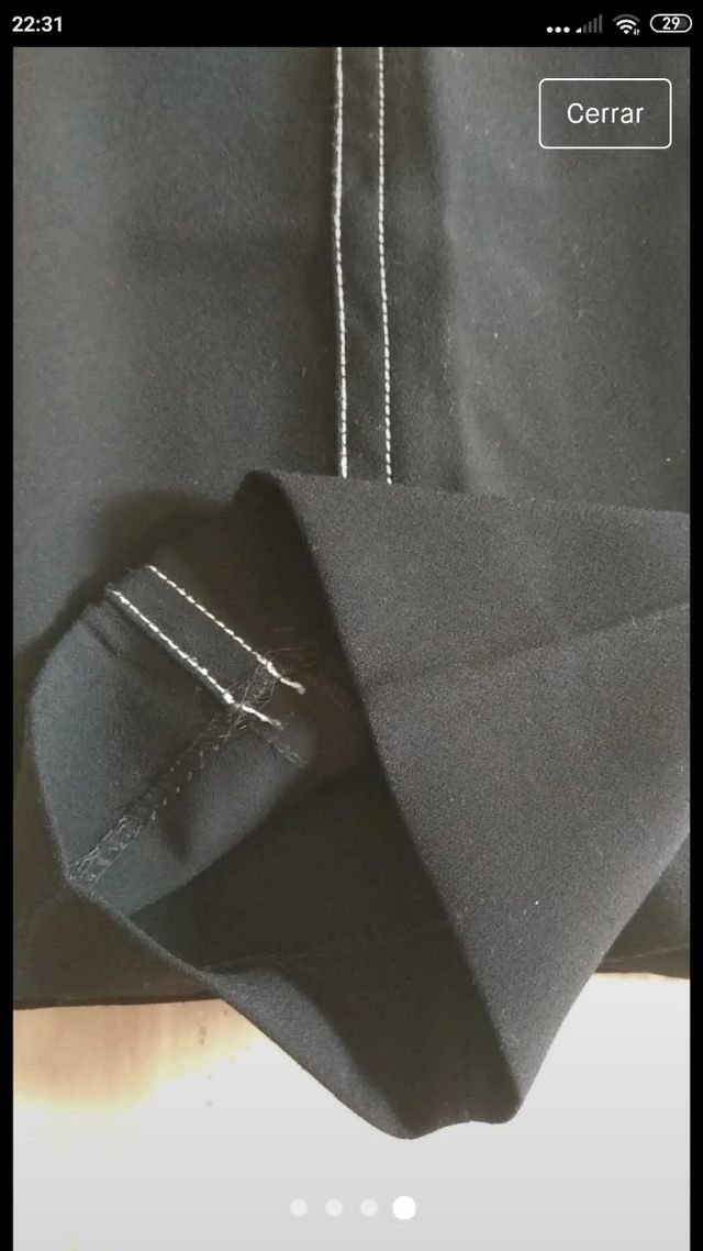 pantalón negro con banda lateral