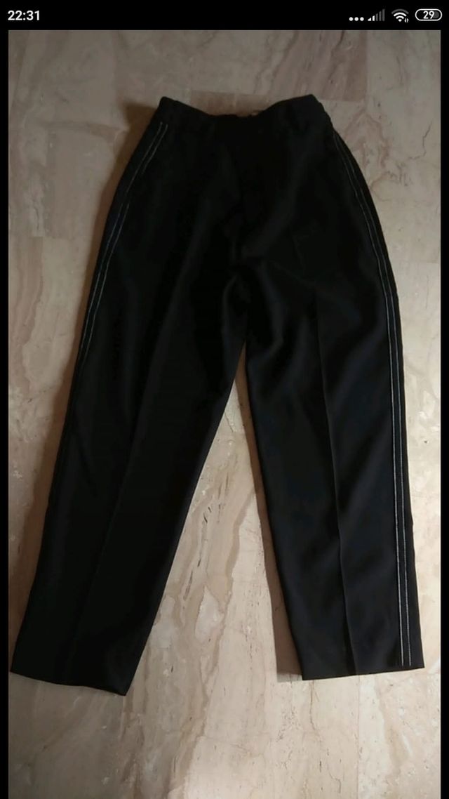 pantalón negro con banda lateral