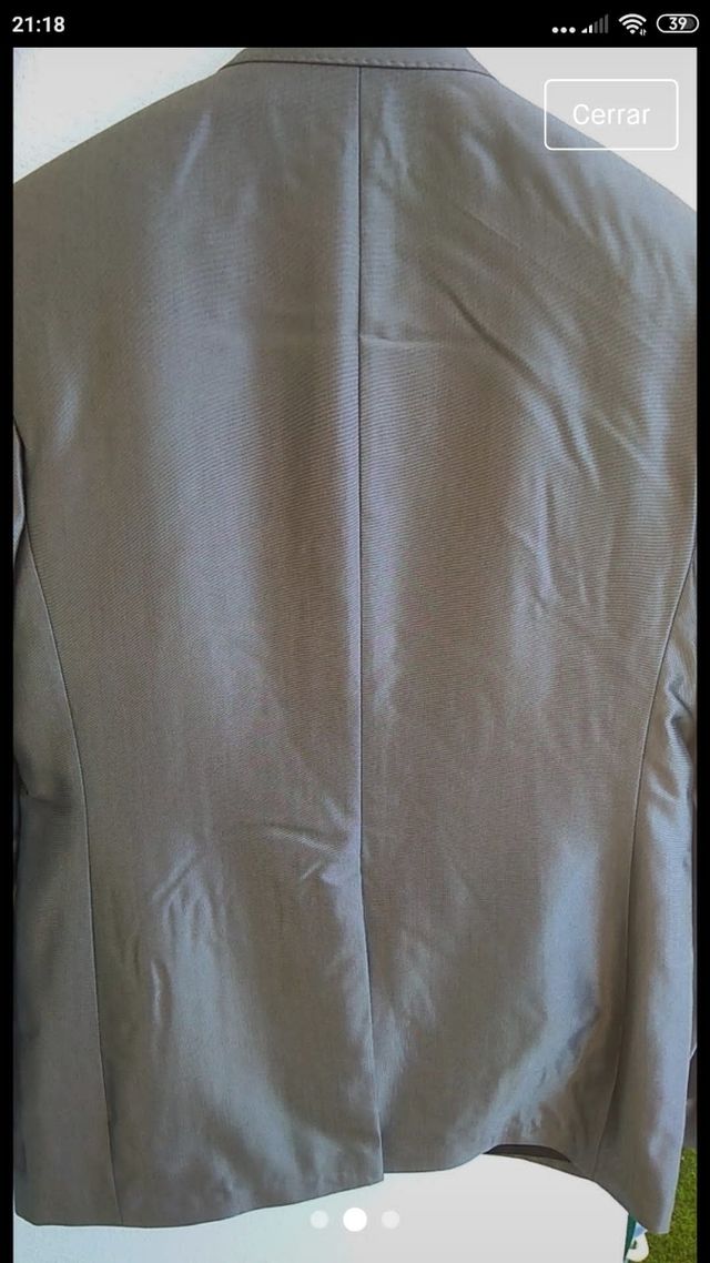 traje de chaqueta gris