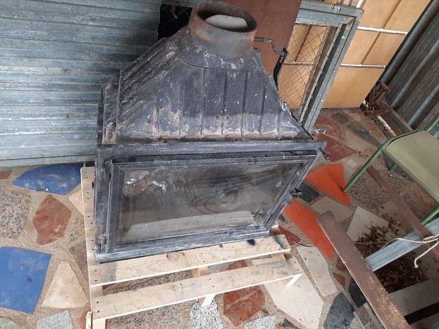 Chimenea con puerta de segunda mano por 180 € en Devesa en WALLAPOP