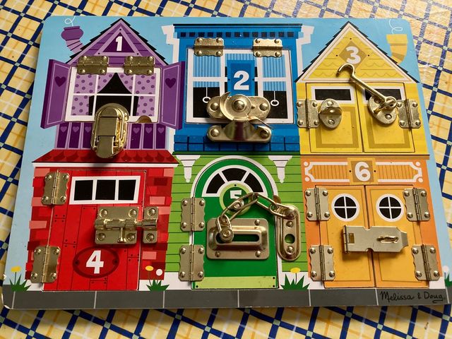 Tablero de pestillos multicolor Melissa & Doug