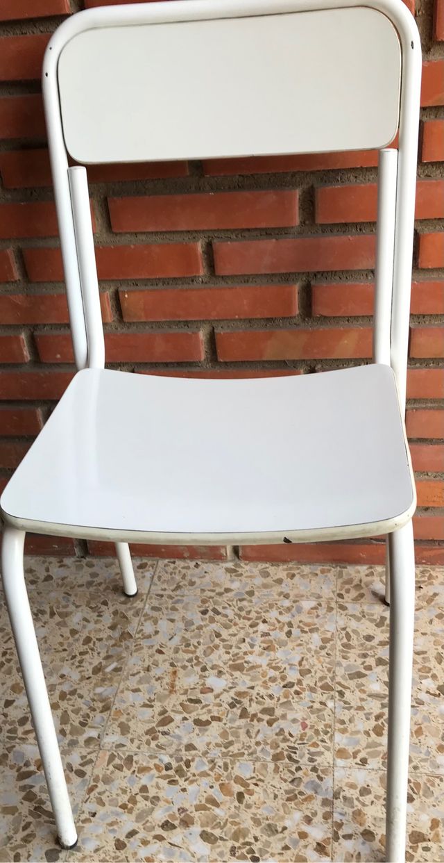 Silla blanca con respaldo y asiento de madera