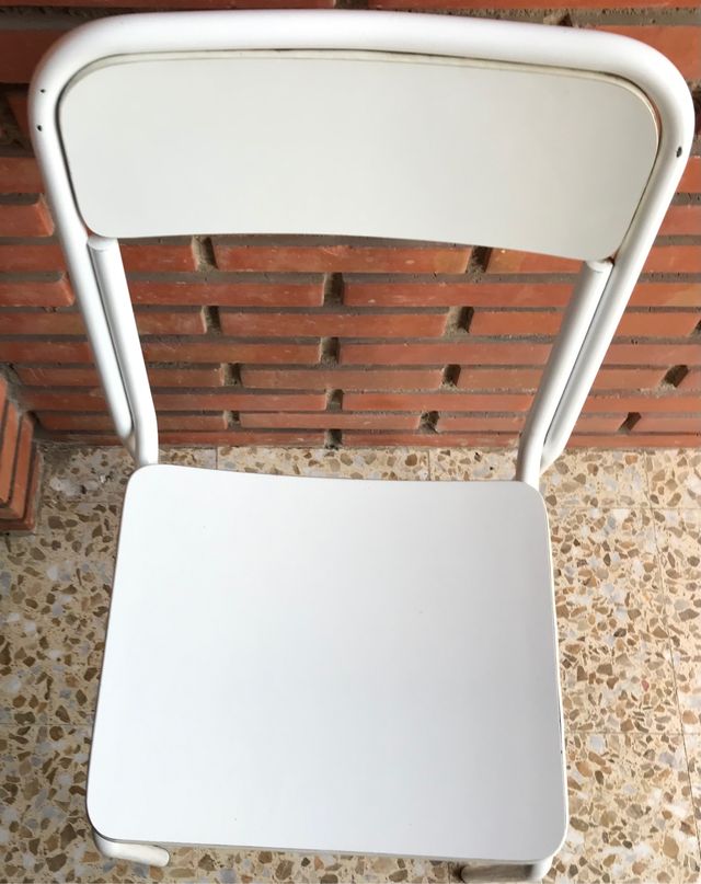 Silla blanca con respaldo y asiento de madera