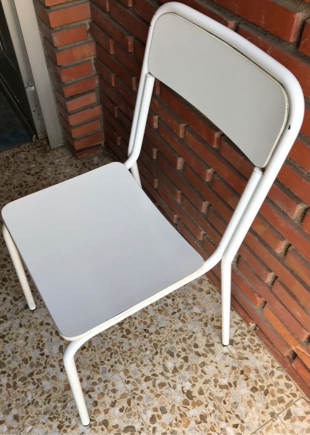 Silla blanca con respaldo y asiento de madera