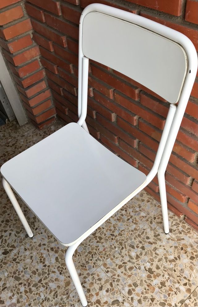 Silla blanca con respaldo y asiento de madera
