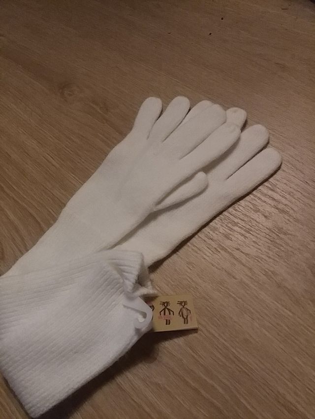 Guantes largos blancos.