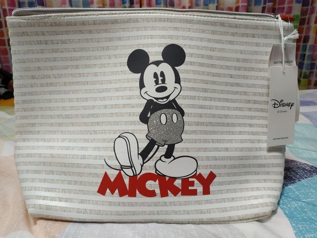 Neceser Mickey Mouse. Con etiquetas