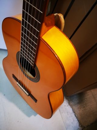 Guitarra flamenca admira modelo triana de segunda mano por 180 EUR en  Cornellà de Llobregat en WALLAPOP