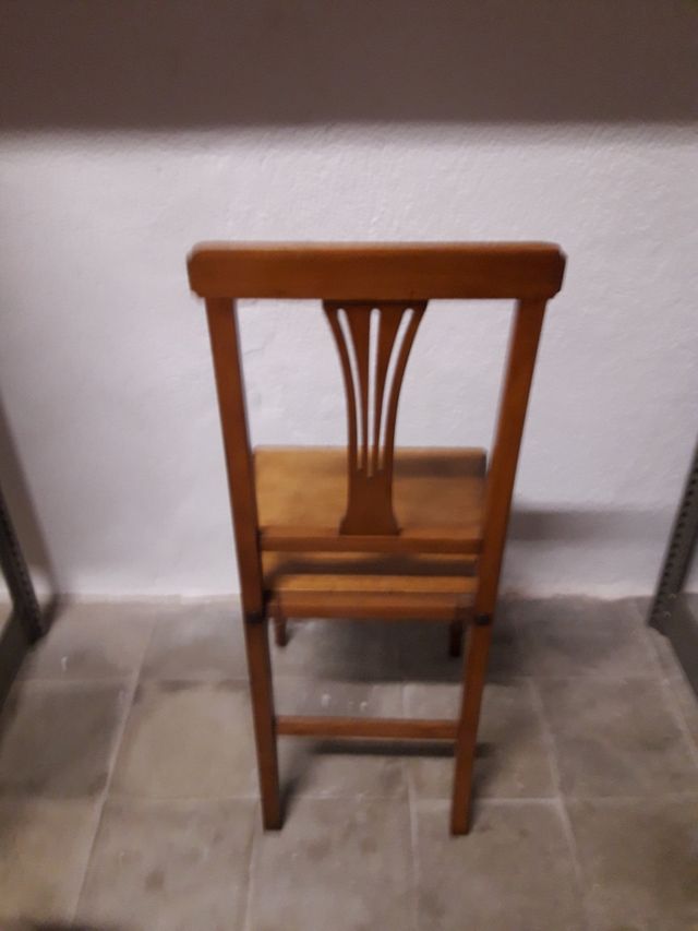 4 sillas clasicas en muy buen estado