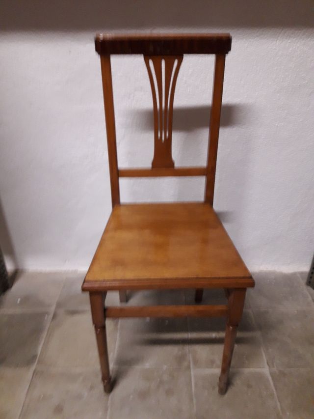 4 sillas clasicas en muy buen estado