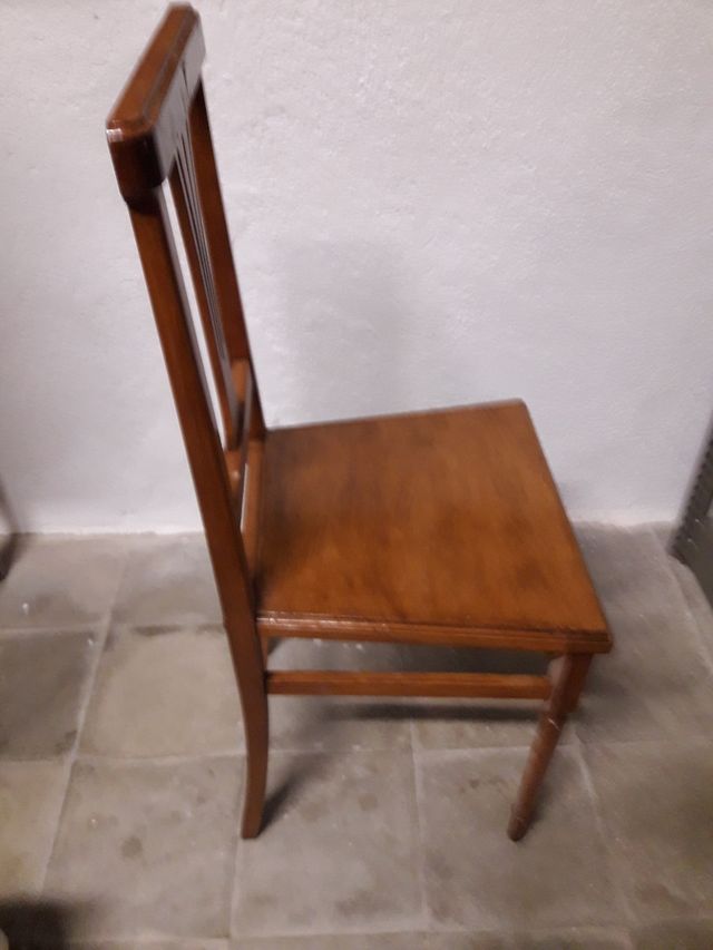 4 sillas clasicas en muy buen estado