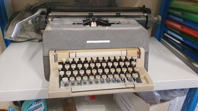 Máquina de escribir Olivetti Línea 98
