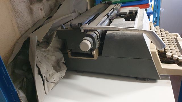 Máquina de escribir Olivetti Línea 98